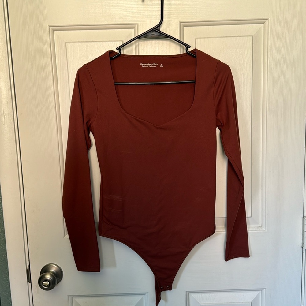 S Abercrombie & Fitch burgundy long sleeve sweetheart neckline bodysuit